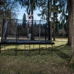 Akrobat Trampoline Primus Challenger 335×244 Black Incl. Veiligheidsnet -Aanbiedingen Buiten Plezier Winkel akrobat trampoline primus challenger 430x305 14 speelactief.nl 1
