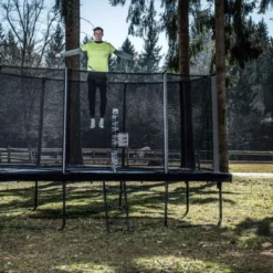 Akrobat Trampoline Primus Challenger 335×244 Black Incl. Veiligheidsnet -Aanbiedingen Buiten Plezier Winkel akrobat trampoline primus challenger 430x305 veldfoto speelactief.nl 1