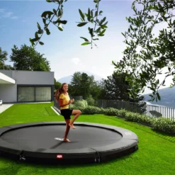 BERG Trampoline Inground Champion 330 Black SPORTS -Aanbiedingen Buiten Plezier Winkel berg trampoline champion inground 380 grijs model 2018 met airflow sfeerfoto 1