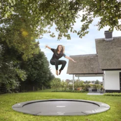 BERG Trampoline Flatground Elite Grey 330 SPORTS Airflo-Pro -Aanbiedingen Buiten Plezier Winkel berg flatground champion grey with women 2 scaled 1